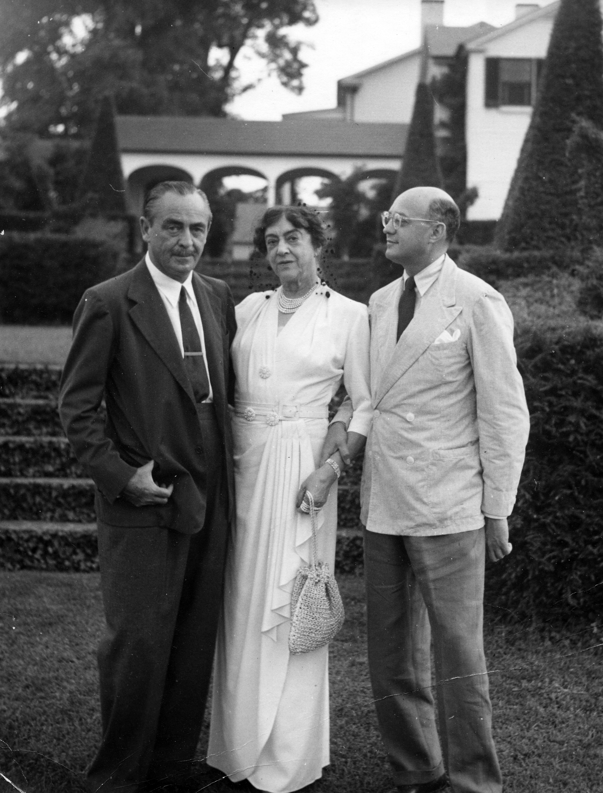 Harvey Ladew et deux amis, photo noir et blanc.